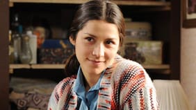 Loreto Aravena recuerda su rol en Los 80: "La historia de 'Claudia' era la historia política de la serie. Y era una carga súper fuerte llevar esa historia..."