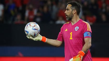 Claudio Bravo elogió a un joven arquero del fútbol chileno: “Con mucha proyección”