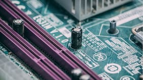 “La tormenta perfecta para el aumento de precios”: Cómo la escasez mundial de chips de memoria RAM afectará a Chile