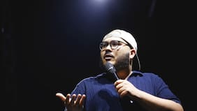 El humor migrante que arrasa en Chile: ¡Esteban Düch llevará su rutina “Turista Permanente” al teatro! Detalles de fechas y entradas