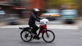 “Nos amenazó de muerte, miren cómo dejó el teléfono”: periodista vive drama tras furiosa reacción de repartidor extranjero