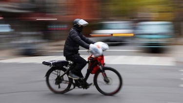 “Nos amenazó de muerte, miren cómo dejó el teléfono”: periodista vive drama tras furiosa reacción de repartidor extranjero