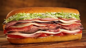 Puedes pedirlo sin pan: Tradicional sanguchería gringa abre su primer local en Chile