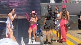 ¡Apañaron pese al calor! Camila Vallejo y Denise Rosenthal acompañaron a sus esposos del grupo Plumas en Lollapalooza