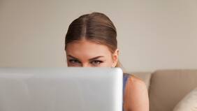 Solteros confinados desatan sus pasiones en "citas virtuales"