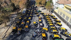 “De lo contrario, habrá que pensarlo seriamente”: la dura advertencia de taxistas ante alza en precio de combustibles