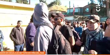 Tenso momento entre notero de CHV y manifestante en toma de Viña del Mar