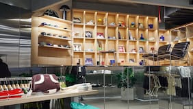 Con acceso directo a grandes colecciones: inauguran en MUT exclusiva tienda de zapatillas y moda