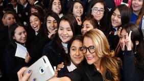 "Si te gusta que te vean": aerolínea trolea a Cathy Barriga con promoción