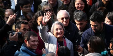 Jeannette Jara lidera primeros cómputos en primarias del oficialismo con baja participación.