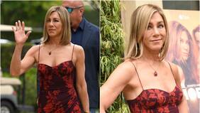 Jennifer Aniston sorprende con vestido noventero y los brazos más tonificados de Hollywood