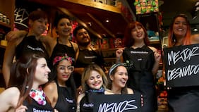 Trabajadores de tienda de cosméticos "protestan" desnudos en centro de Santiago