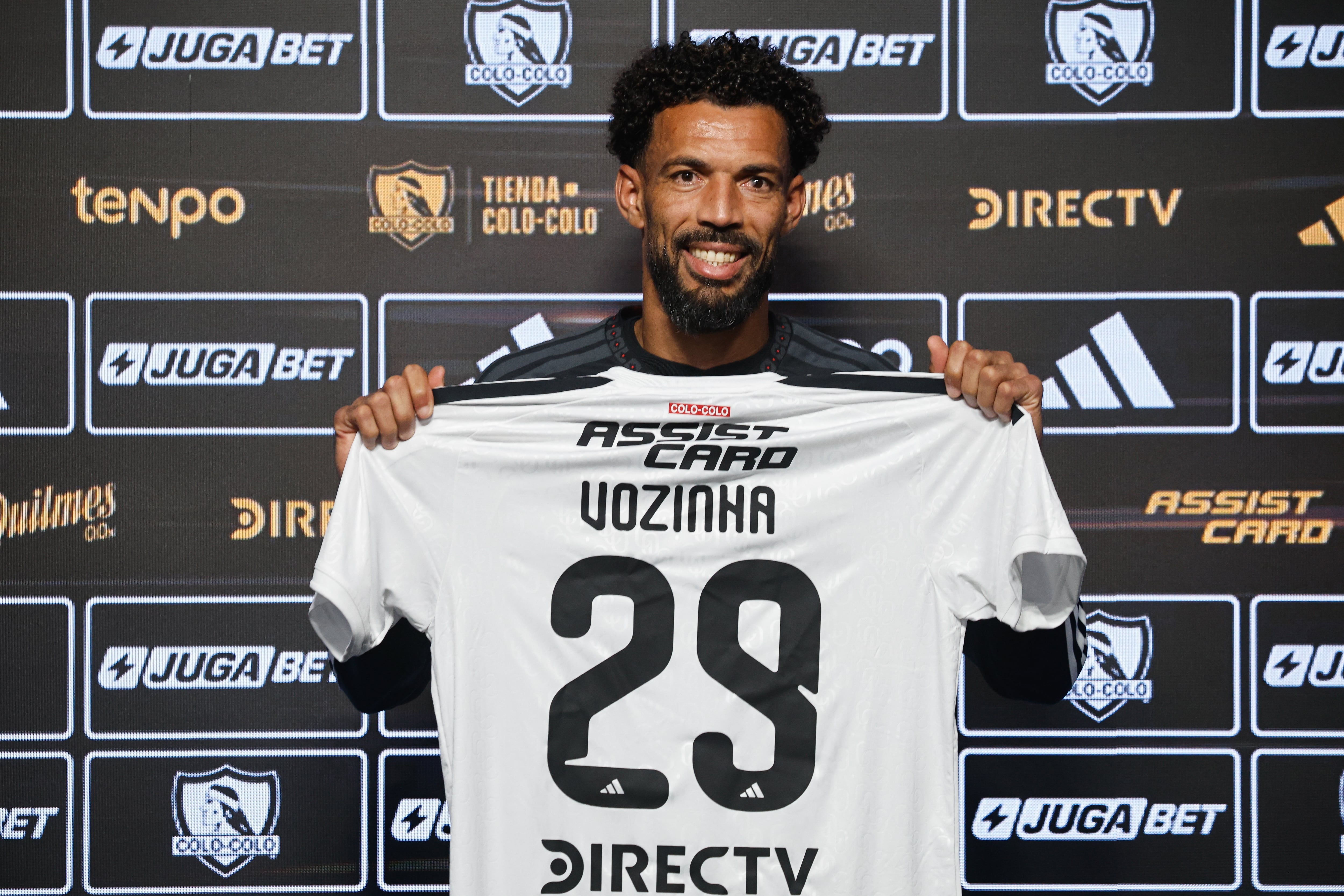 ¿Se desinfló el “efecto Vozinha”?: los números que tienen al arquero con un pie fuera de Colo Colo
