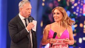 "Se cayó muy feo. Estaba con mucho dolor en un brazo. Se cayó con todo el peso del cuerpo hacia atrás. Ya llamaron a un doctor...", informó Martín Cárcamo sobre golpe de Karen Doggenweiler en la Teletón