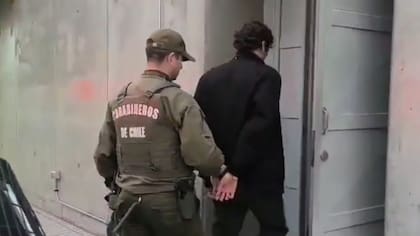 Intentó sobornar a funcionarios para evitar infracción: detienen a un ciudadano uruguayo en el aeropuerto tras ofrecer $60 mil a Carabineros