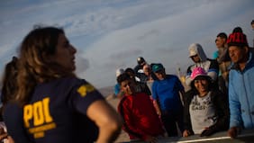 Extranjeros expulsados regresaron a Chile por pasos habilitados: las “debilidades” de la PDI que expuso Contraloría