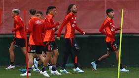 Sufre Gareca: importante jugador abandona práctica junto a kinesiólogo y enciende las alarmas en la Roja