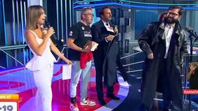 "Le queda perfecto...": Presidente Boric se probó abrigo de cuero donado por Emmanuel y participa en su subasta, con un millón, en la Teletón