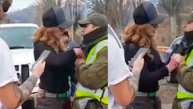 "¡Pásame mi carnet..!": Cata Pulido fue detenida tras forcejear y gritarle a Carabinero que le iba a pasar una infracción