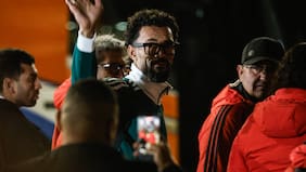 Prensa francesa queda loca por el recibimiento albo a Vozinha: “Como una estrella… por una multitud impresionante”