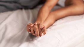 El inventor del “kamasutra yoga” recomienda posturas para el placer y la conexión con tu pareja