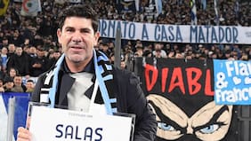 Es leyenda: Lazio rindió homenaje al Matador Salas en su regreso a Roma