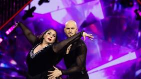 Cata Days responde con provocadora foto a quienes critican su cuerpo y el vestuario de Fiebre de Baile: “No sabía que en TV había también poto police“