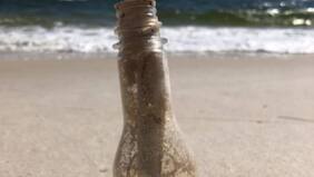 Enigmático mensaje dentro de una botella fue resuelto en Facebook y reveló algo inquietante