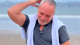 "Estuvo de cumpleaños la señora de Felipe Viel (en Miami). La gran estrella fue Luchito Jara", "igual flaite, invitas al amigo para que cante...", comentan en Zona de Estrellas