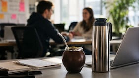 El nuevo accesorio de oficina no es un bolso de lujo, es el termo con mate