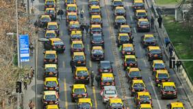 Piden bono: taxistas sufren con decisión de Cabify y Uber