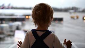Viajar con hijos menores: los trámites esenciales que todo padre separado debe conocer