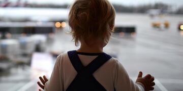 Niño en el aeropuerto