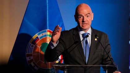 Gianni Infantino plantea levantar el veto de la FIFA a Rusia