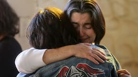 "Uno se queda sin su valentía, sin su coraje, sin su templanza y sobre todo sin su amor...", expresa Paulina Urrutia en velatorio de Augusto Góngora