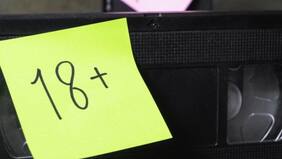 ¿Roberto Manfinfla?: demandó a sus padres porque le botaron sus películas porno… ahora le deben 30 mil dólares