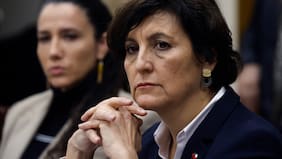 Anuncian denuncia: revelan que paciente postergado por operación a madre de ministra Aguilera murió tres días después