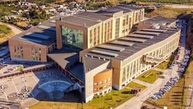 Chistes obscenos y burlas a su origen: la denuncia de familia contra matrón que remece al Hospital de Puerto Montt