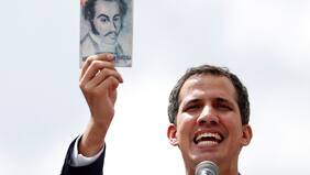 Opositor Guaidó afirma ser el legítimo líder de Venezuela y Maduro un dictador