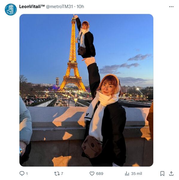 AnsiChan en la Torre Eiffel