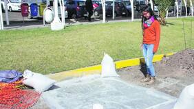 Calles con hoyos vuelven a la vida gracias a neumáticos en desuso