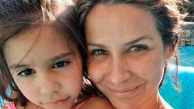 "Me acuclillo en el asiento de atrás (de la camioneta) y cantando saqué a (su hija) Laura. Salió el líquido amniótico... Tomé a la criatura, le digo 'bienvenida'", cuenta Savka Pollak