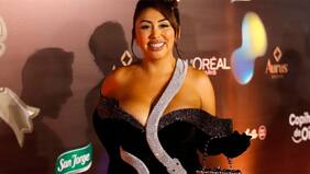 "(Su vestido) Rescató la esencia de Naya": Adriana Barrientos defendió el look de la influencer en la Gala del Copihue