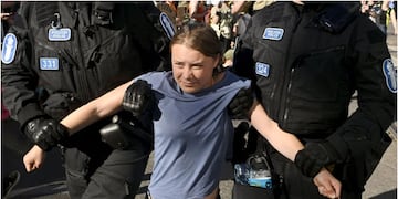 La activista Greta Thunberg durante una detención | Europa Press