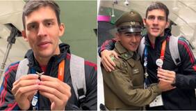Notero colombiano se hace viral tras intercambiar pin de Fiu por insignia de Carabineros: “¿Fue un buen cambio?”