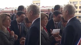 Momento en vivo generó comentarios: Qué decía el sobre que Zandra Parisi le entregó al Presidente Kast