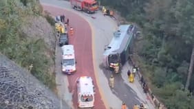 Bus de pasajeros se volcó en Panguipulli: hay al menos 10 heridos, dos de ellos con lesiones de gravedad