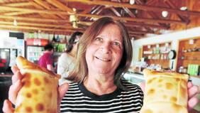 Sabrosa empanada de La Violette lo hace bailar cueca en Calera de Tango