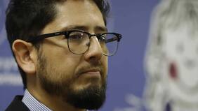 Araos reconoce que no se llamó a Clínica Las Condes por caso de bebé fallecida: anuncia sumario