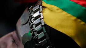 Joven denuncia que Registro Civil rechazó su cédula de identidad por usar vestimenta mapuche